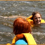 Дети с удовольствием плавают в реке Южный Буг